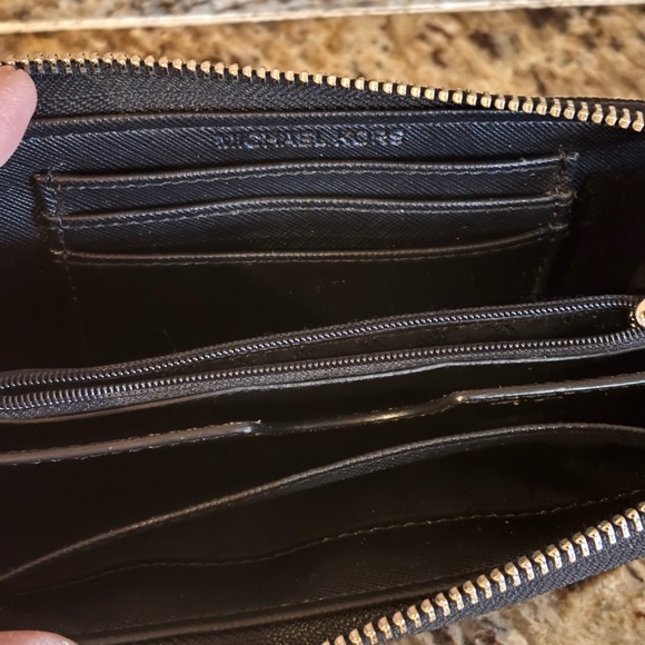 Michael Kors Wristlet/ Wallet /Phone Holder - Picture 7 of 8